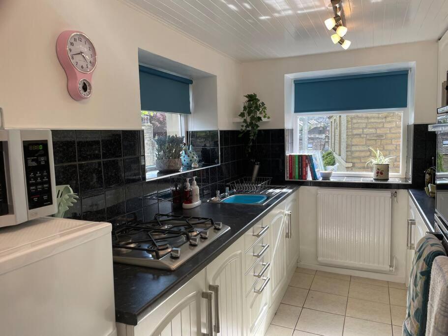 Cute And Cosy 2 Bed Cottage Honley ภายนอก รูปภาพ